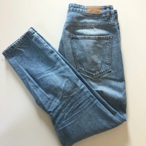Mom jeans strl 40 - Typisk jeansblå färg. Väl använda men fint skick.