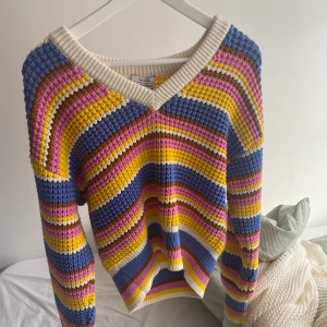 & stories stickad  - En jättefin tröja från stories som är använd Max 5 ggr. Tröjan var dyr när jag köpte den! 🛑HÖGSTA BUD ATM ÄR 350kr🛑