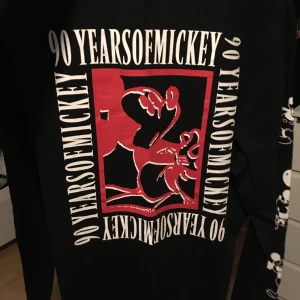 Musse pigg 90 jubileums tröja - Första bilden är trycket på ryggen! Tröjan är knappt använd så den är i superfint skick! Strl S, längre modell, är man runt 160-165 kan man ha den som klänning också ❣️ buda i pm eller kommentarerna! Frakt tillkommer, ledande bud 90kr!❣️