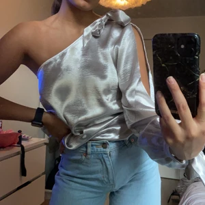 Topp från NaKD  - 1 arms topp i skimrigt material från NaKD, storlek S passar för både M som XS. Använd endast vid ett tillfälle! Frakt betalas av köpare. 