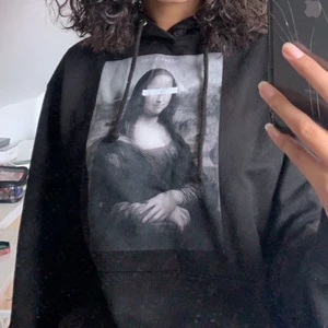 Hoodie från the cool elephant  - Motivet Mona Lisa på🖤 använd ett fåtal ggr💖 storlek XS, frakt tillkommer❣️ Högsta bud 230kr