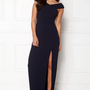 Ax paris maxiklänning - Svart långklänning från ax paris, storlek 36 (S). Off shoulder med slits, mycket fint skick och endast använd en gång! 