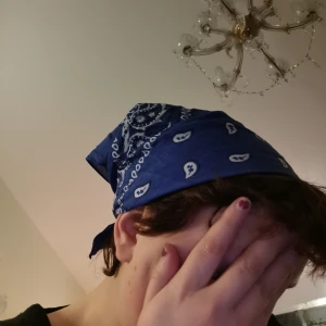 blå bandana  - blå mönstrad bandana   🍀INGEN FRAKT