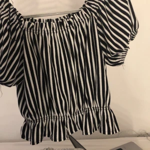 tröja H&M  - En vitsvart randig tröja/blus, storlek S och passar även xs. Använd ungefär 2 gånger och inget fel på tröjan 🖤🤍