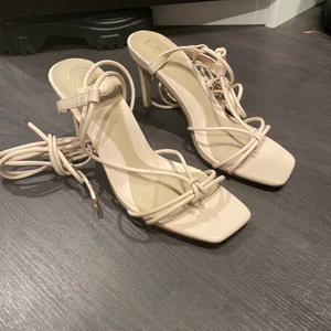 Klack med snörning  - Klackhöjd 10 cm. Ett par klackar från Missguided med snörning runt vristen. Skorna är i storleken 38 och är normal i storleken. Kommer inte till användning därför jag säljer. 