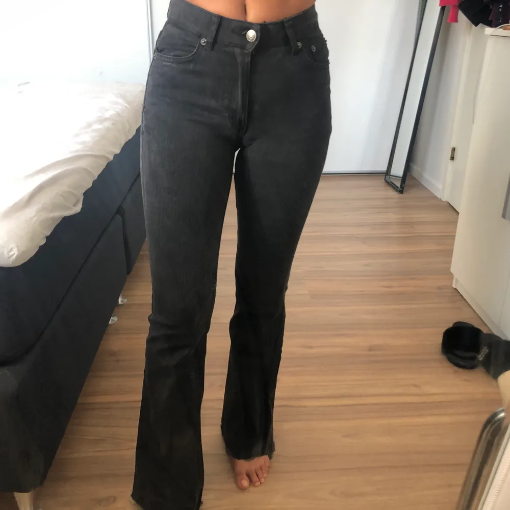 Bootcut jeans mörkgråa, mycket bra skick!                             Jag är 1,58cm. Jeans & Byxor.