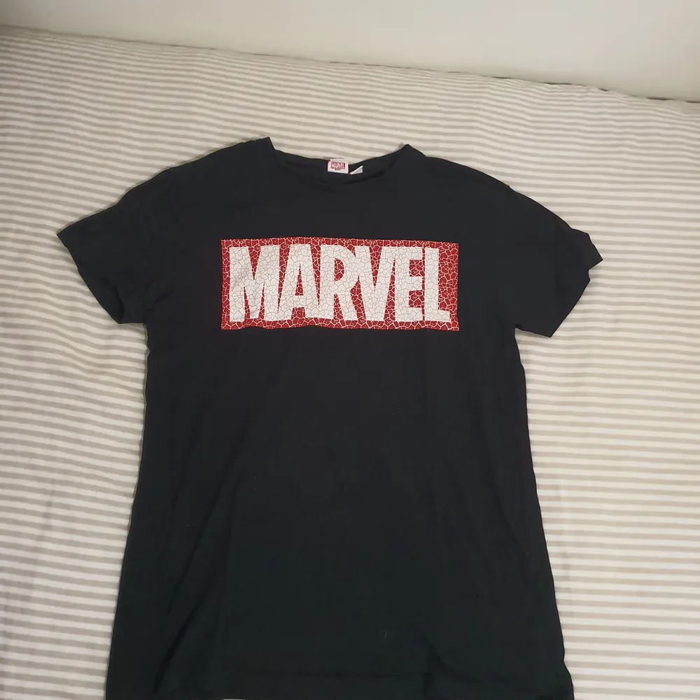Säljer en Marvel T-shirt från Primark. Använd fåtal gånger. Ni kan garma föreslå en annan pris. Vi kan mötas i Stockholm eller så står du för frakten.. T-shirts.