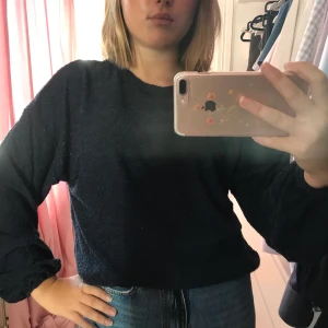 blå flowy tröja  - jätteskön o fin vid tröja från cubus. mörkblå i färgen passar mig som brukar ha 36 