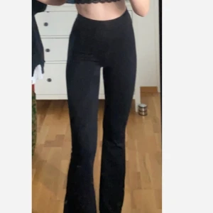 Mjukis byxor med bootcut  - Jätte sköna mjukisbyxor med bootcut. Säljer för dom inte kommer till användning men utifrån det så sitter dem jätte bra. Jag är 180 så dom kan bli långa på dem som är kortare. Dem är i storlek S och kommer från Cubus. ❤️(Ordinarie pris är ca 300kr)