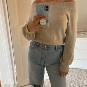 Stickad off-shoulder topp - Säljer denna mysiga toppen som är off-shoulder! Väldigt skönt material. (tröjan är inte smutsig, de är spegeln) Köparen står för frakten💞