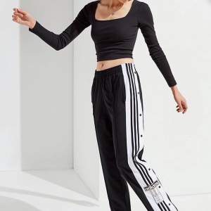 Säljer mina supercoola adidas popper pants på grund av att jag inte använder dom. Jag är ca 1,70 cm och dom är väldigt långa i benen. Möts helst upp på Södermalm. Kan frakta men står ej för frakten. Frakten kostar cirka 66kr. Start bud: 300 + frakt. Buda!! 