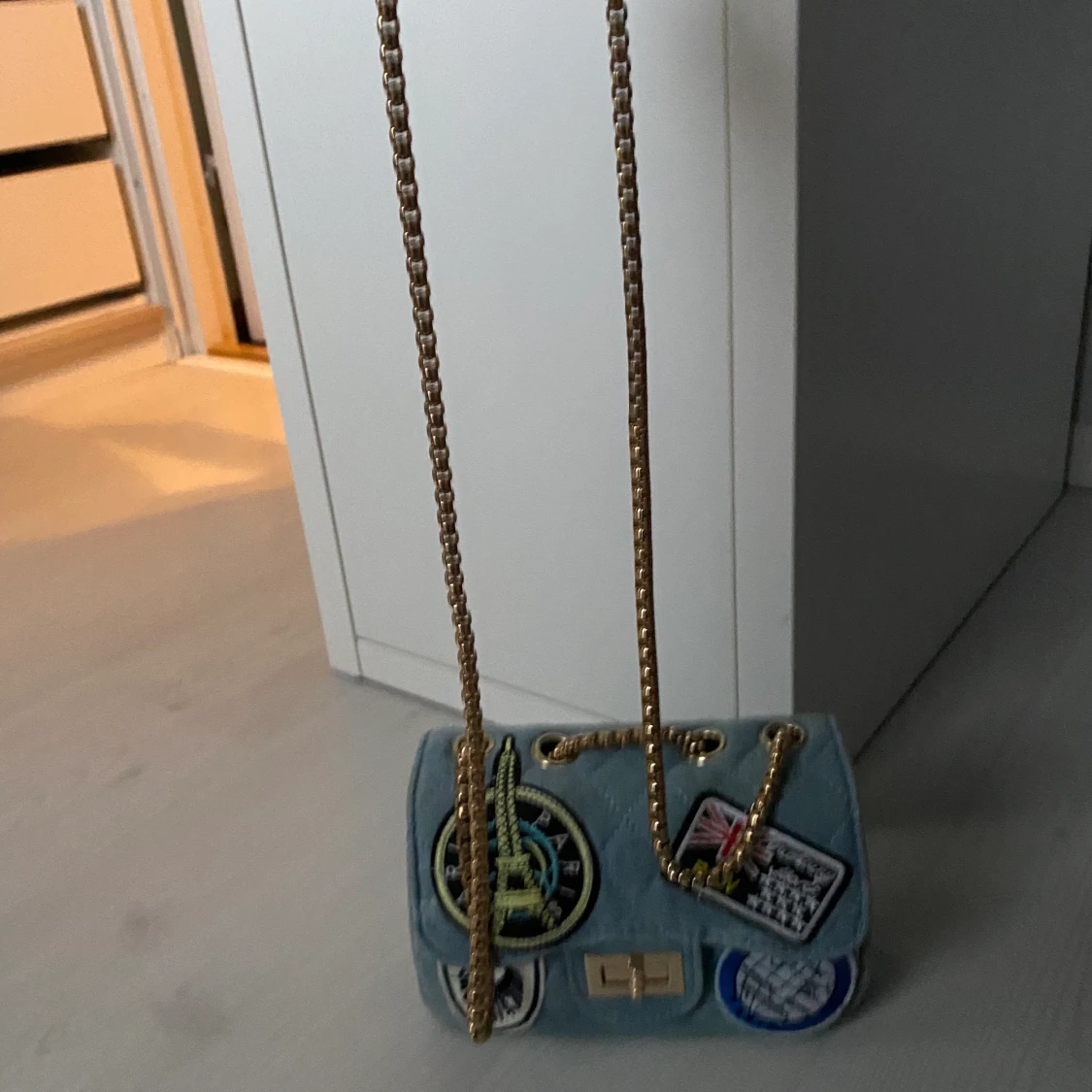 Liten blå väska med detaljer - 90