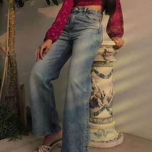 Populära jeans från Monki i modellen Yoko. Tvätten är mid blue. W25 så passar en XS/S. Sparsamt använda, men då jag knappt använder dom så vill jag sälja. Kan mötas upp i Stockholm eller frakta🌸