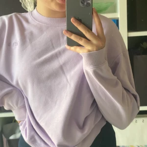 Sweatshirt  - Skitsnygg lila sweatshirt från Monki. Storlek xs men skulle snarare säga S. 100kr + frakt