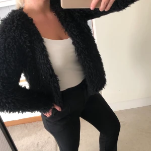 Svart fluffkofta  - En svart fluffkofta från Gina. Väldigt sparsamt använd då jag inte riktigt hittar tillfälle till att ha den. Storlek M. 