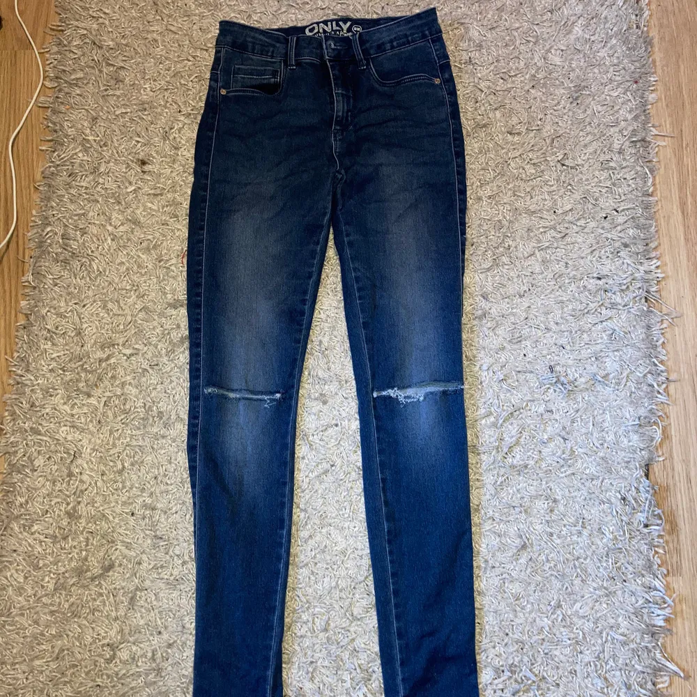 Blåa jeans med hål från only storlek 30/S mycket bra skick . Jeans & Byxor.
