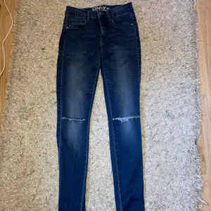 Blåa jeans med hål från only storlek 30/S mycket bra skick 