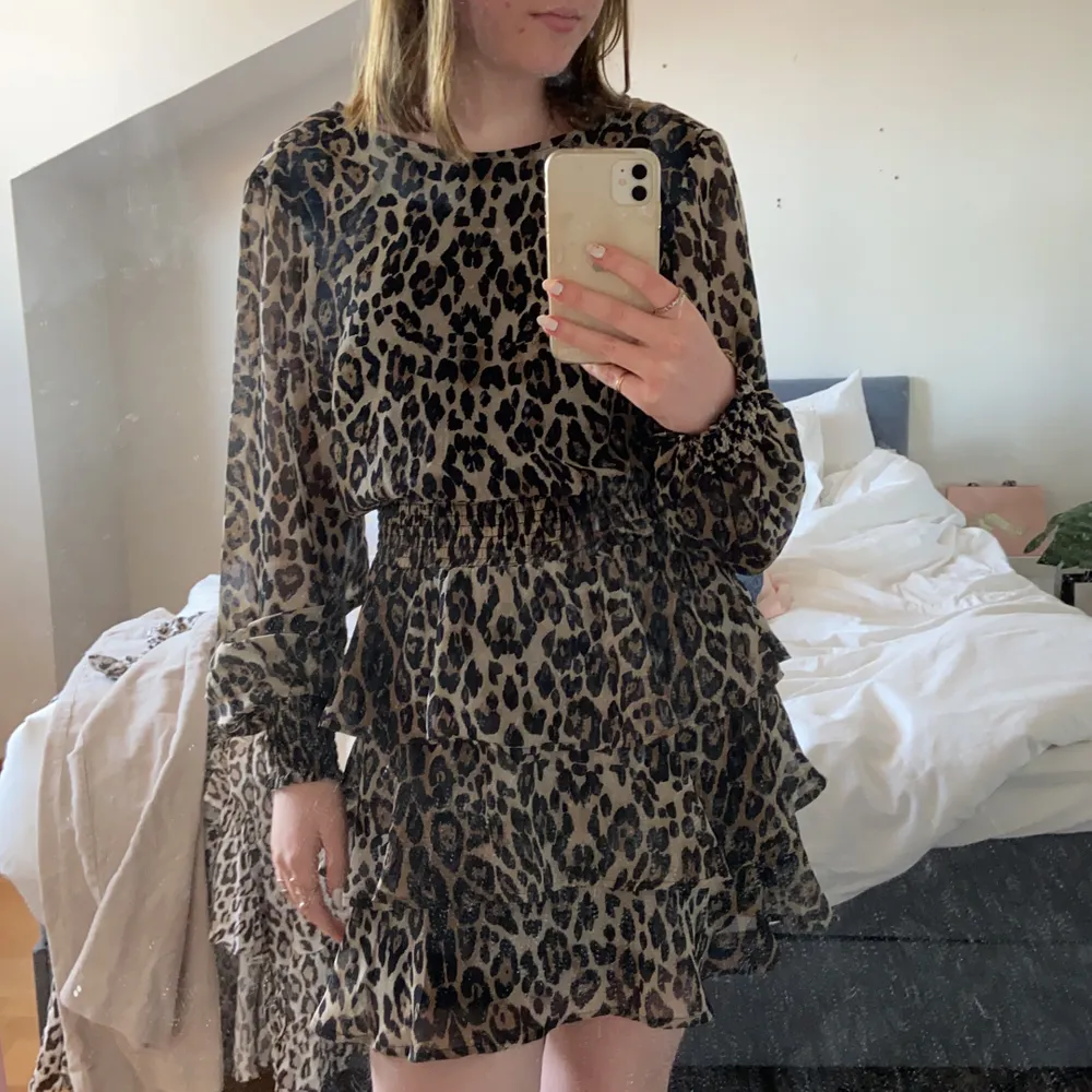leopard klänning från fina tricot i storlekar 36 . Klänningar.