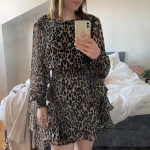 leopard klänning från fina tricot i storlekar 36 