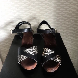 Zebramönstrade klackskor i strl 35 - Strapbands klackskor som är jätte bekväma att gå i. Har blivit använd bara ett antal gånger. Fraktkostnaden betalar du själv:)