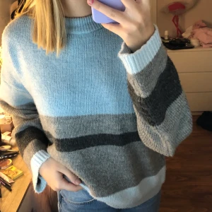 Stickat NAKD - riktigt snygg och mysig tröja men kommer tyvärr inte till användning, ganska oversized så skulle passa en M och kanske en L beroende på hur man vill att den ska sitta. Köpare står för frakt.