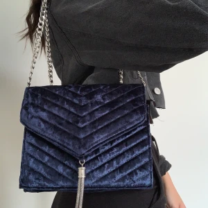 Väska Cubus  - En mindre väska som passar att ha både över axeln och crossbody med magnetknäppe. I nyskick då jag aldrig fått användning för den. Tillkommer fraktavgift på 63kr. 