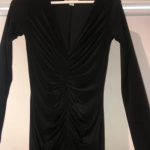 Klänning - Balklänning kanske? Inte vet jag, men skit snygg är den iallafall! Från Rebecca Stella , använd ett fåtal gånger men den e precis som ny!  Frakt står du för själv! 