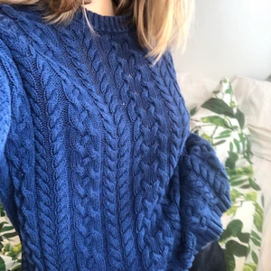 Blå Stickad Tröja  - Supersnygg och skön blå ribbstickad tröja! Använd fåtal gånger💙 Storlek S men passar mig som har M vanligvis! 