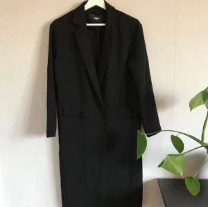 Bikbok, kappa, höst, vår, svart, jacka,  - Svart kappa med dubbelknäppning (se sista bilden). Helt oanvänd! Säljer då jag har så många snarlika kappor 🌻 Nypris 500:- Fråga gärna om ni undrar något 💕