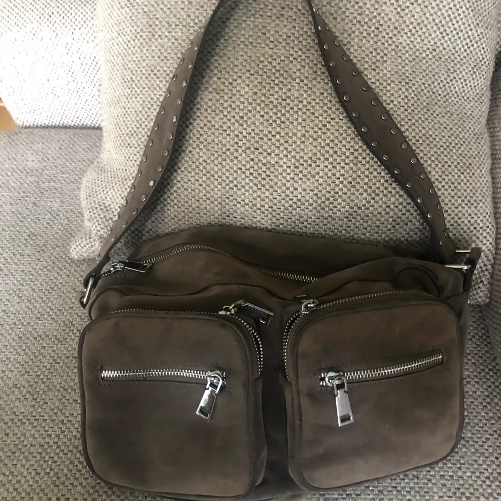 Norells - Celia crossover bag - grey. Mått: 20 x 32 x 10. Väskor.