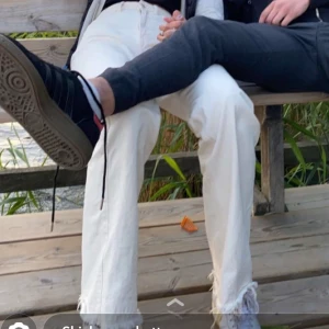 Beiga raka jeans - Säljer mina snygga beiga raka jeans från weekday. Köpta för 500kr för 2 månader sen. 