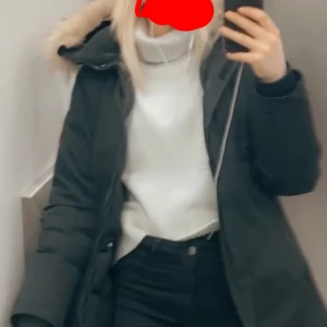 Canada goose - En fin candada goose jacka i storlek s/m sitter jätte fint på! Äkta såklart Jackan är 3 år gammal och har dessvärre inte kvittot kvar men den är köpt på nk! Pris kan diskuteras vid snabb affär. Jag kan posta och mötas upp i Stockholm men köparen betalar för frakten