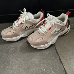 Nike M2K Tekno - sneakers - Nike sneakers endast använda 2 gånger så de är i nyskick. Säljer pga att jag inte använder dem. Storlek 37.5. Nypris 1099kr, säljer för 750 men kan diskuteras.
