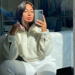 SJUKT SNYGG TEDDY JACKA - OANVÄND!!! prislapparna är kvar, storlek xs/s. Om fler är intresserade är det budgivning 