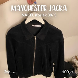 Manchester jacka- NAKD - En fin Manchester jacka i storlek 38, men skulle säga s!  Fint skick🖤 Köparen betalar frakt ⚡️