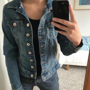 Jeansjacka - Snygg jeansjacka i en mellanblå färg. Nyskick då den är använd endast ett fåtal gånger. Snygg och skön till vardags! Hör av er vid intresse/frågor och buda till mig privat! 💕