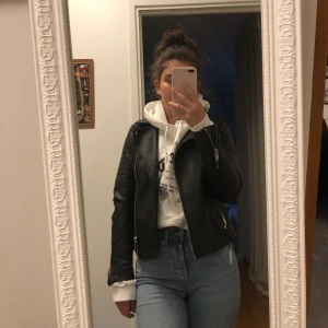 Svart skinnjacka - Svart, snygg skinnjacka. Helt ny, aldrig använd. Lite oversize, passar för xs och s. Pris kan diskuteras💜 köparen betalar för frakten.