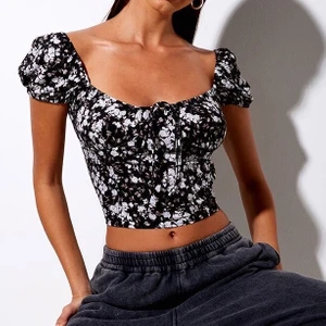 Blommig top från Motel Rocks - En blommig top från Motel Rocks. Storlek XS, oanvänd med prislapp kvar. 