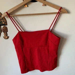 Röd linne - Röd linne från bikbok ☺️ Storlek small och säljer för 70kr✨