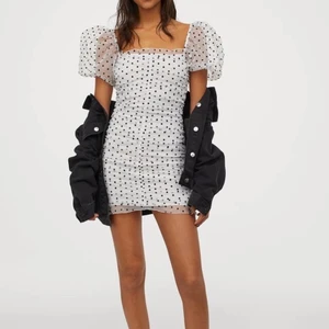 Klänning - Nu säljer jag denna snygga klänning från hm då den tyvärr ej kommer till användning. Använt endast vid ett tillfälle. Köparen står för frakten. Storlek 40 men passar mig perfekt som har 36/38 i allt.🤎