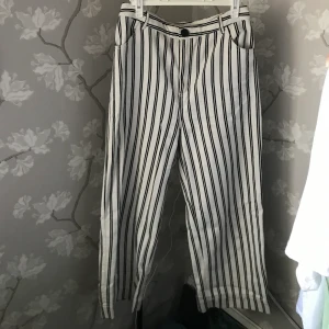 Randiga jeans från monki - Randiga vida byxor från Monki i strl 38. Ankellånga på mig som är 172 cm. PM vid fler bilder eller frågor :)