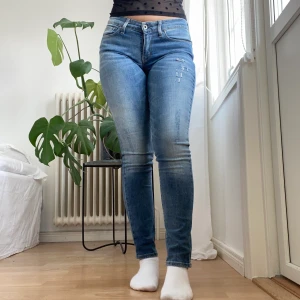 Levi’s jeans - Lågmidjade jeans från Levi’s i storlek 28, lite små i storleken men väldigt stretchiga💖💕