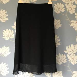 Svart knälång kjol i mesh med svart underkjol. Köpte från @malvasandgren på Plick, var tyvärr för liten för mig, som är en storlek S/M. Passar storlek 34/XS-S. Supersnygg nu på hösten eller närsom! Frakt 22kr🌸
