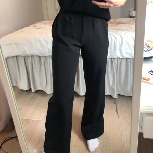 Kostymbyxor - Super snygga kostym byxor ifrån nakd k strl 34! Helt oanvänd. Säljer pga av att jag skulle vilja ha dem i en större storlek.  Jag är 170 cm lång. Högst bud vinner! Budet ligger på:310kr. Jag står ej för frakt kostaden.💞