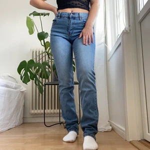 Cheap monday jeans  - Helt perfekta jeans från Cheap Monday. Storlek 32 men skulle säga att dom är mer som en 27💖🧡