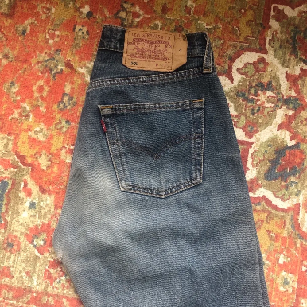 Avklippta Levi’s jeans/shorts i mellanblå wash. Inköpta second hand. Lite slitningar i grenen som syns på sista bilden, men syns inte märkbart när man har de på sig. (Köparen står för frakt) 💖🕊. Jeans & Byxor.