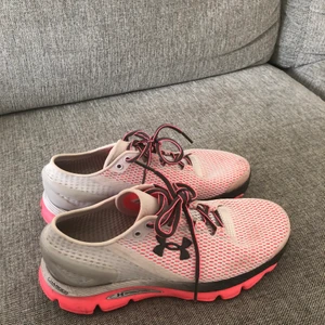 Under armour  - Löparskor, väldigt fint skick