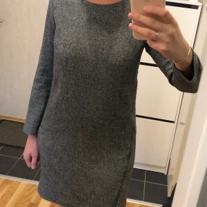 Esprit klänning,  använd 1 gång, som ny -  🍁Storlek 36 🍁Passar utmärkt till höst/vinter 🍁34% polyester, 33% viskos, 32% ull, 1%elastan ❌Ej stickig  🧺Upptvättad med parfymerat tvättmedel 🚫Djurfritt och rökfritt hem 📬Kan skickas mot fraktkostnad