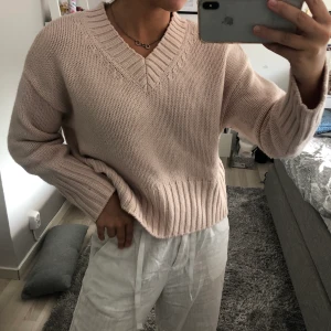 Stickad tröja - Perfekt höst tröja!! Ljusrosa stickad, knappt använd 😋 storlek s/m!! Köparen står för frakten 🤍🤍 