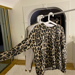 Leopardmönstrad tröja från gina tricot - Långärmad leopardmönstrad tröja